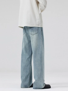 Helle blau gewaschene Herren-Jeans im lockeren Straight-Leg-Stil und trendigem Streetwear-Look