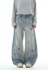 Detail der hellblauen Jeans mit süßen Bären und Koala Tier-Stickereien Patches