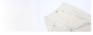 Dettaglio dei pantaloni cargo bianco sporco con chiusura a bottone e tasche