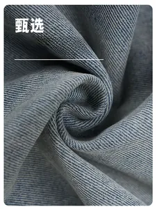 Nahaufnahme von hellblauem Denim-Stoff mit Köperbindung und weichen Falten