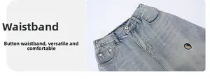 Detail des hellblauen Denim-Bunds mit Metallknopf und Pinguin-Stickerei am Saum