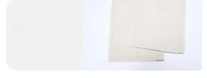 Dettaglio del fondo gamba con doppia cucitura rifinita su pantaloni cargo beige uomo