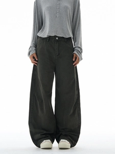 Dunkelgraue grüne Herren Retro Loose Fit Cargo-Hose mit weitem Bein vor weißem Hintergrund