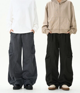 Detail der Cargo-Hose mit lockerem Design, mehreren Taschen und elastischem Bund