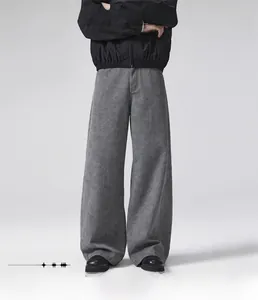 Dettaglio dei jeans larghi grigi in denim lavato con un taglio dritto e stile rilassato
