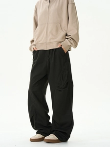 Detailansicht der weiten Cargohose mit Seitentaschen und olivgrünem Baumwoll-Twill-Stoff
