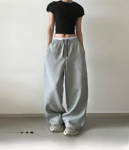 Λεπτομέρεια από γκρι φαρδύ ίσιο παντελόνι φόρμας με κορδόνι και μινιμαλιστικό στυλ δρόμου