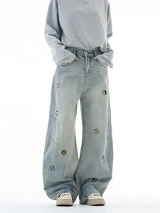 Herren Jeans in Hellblau mit Retro-Schnitt und süßen Cartoon-Tierstickereien