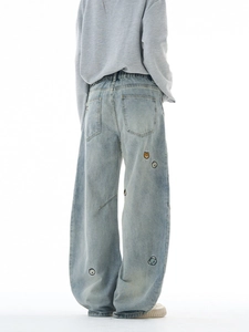 Herren Jeans in Hellblau mit weiter Passform und Bären-Stickerei auf der Rückseite