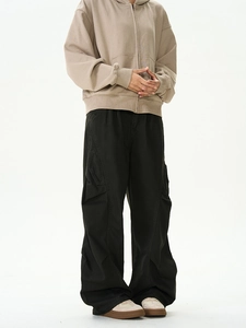 Detailansicht der weiten schwarzen Cargo-Hose mit Seitentaschen im Streetstyle-Übergrößen-Look