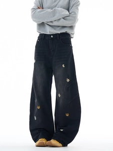 Lockere gerade gewaschene schwarze Herrenjeans mit Vintage-Cartoon-Bärenstickerei