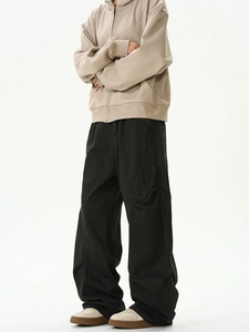 Streetwear-Seitenansicht von Oversize-Beige-Hoodie und schwarzer Wide-Leg-Cargohose