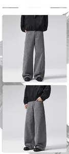 Dettaglio dei pantaloni larghi vintage americani con texture grigia lavata retro
