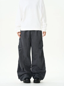 Detail der Cargo-Hose im Vintage-Stil mit Multi-Taschen und dekonstruiertem Naht-Design