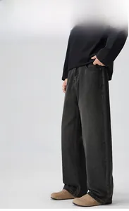 Gros plan sur la texture du denim gris délavé de ce jean large à la coupe décontractée