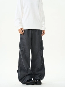 Detail der weiten Cargo-Hose mit taktischen Taschen und gewaschenem Baumwollstoff