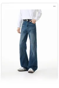 Nahaufnahme der Vintage-Waschung und Cat-Washes an der schwarzen ausgestellten Jeans