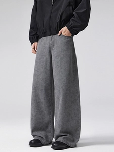 Pantaloni denim grigi pesanti da uomo con gamba dritta e larga dallo stile minimalista