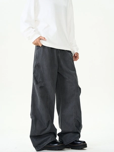 Detail der dunkelgrauen Oversized-Cargohose mit großen Seitentaschen und lockerer Passform