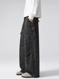 Men's retro camouflage cargo pants with wide-leg cut and large side flap pockets