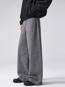 Pantaloni jeans grigi larghi da uomo con lavaggio denim e taglio dritto per un look minimal