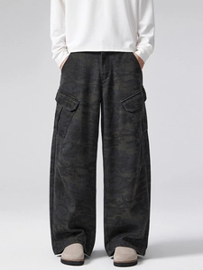 Men's loose fit camouflage cargo pants with large side pockets in vintage military style
