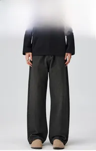 Détail du jean baggy gris foncé délavé avec coupe droite ample et taille élastique confortable