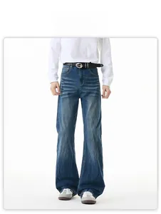 Detailaufnahme von Vintage-Jeans in Schwarz mit Schlag, Whiskers-Effekt und Retro-Waschung