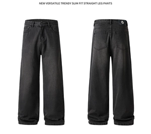 Vue détaillée du jean noir délavé avec écusson logo en cuir sur la ceinture arrière
