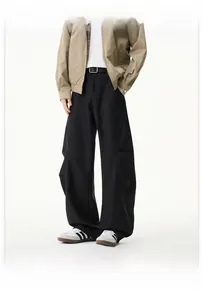Détails des coutures courbées et coupe ample sur ce pantalon noir de style urbain chic