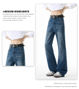 Details einer verwaschenen schwarzen Schlagjeans mit silbernem Gürtel und Vintage-Effekt