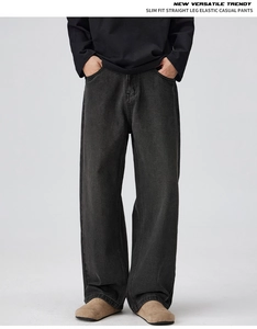 Détail du pantalon en denim gris anthracite délavé montrant la texture et la coupe droite