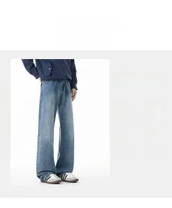 Détail du pantalon en jean bleu délavé à taille haute avec texture de tissu nette