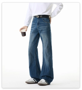 Details der Vintage-Schlagjeans in Blau mit Waschung und dekorativen Falten