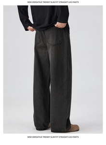Détail de la texture denim gris anthracite et des poches arrière du jean baggy