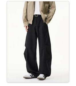 Détails du pantalon noir à jambes larges au style cleanfit avec un tombé fluide et lisse