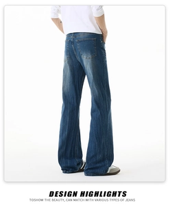 Detaillierte Rückansicht der dunkelblauen Vintage-Jeans mit weitem Bein und Taschendesign