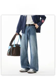 Détail du jean droit délavé bleu rétro style high-street avec texture denim usée