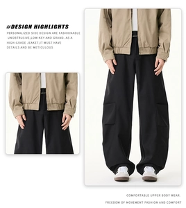 Détails de la veste de travail kaki et du pantalon cargo noir avec grandes poches latérales