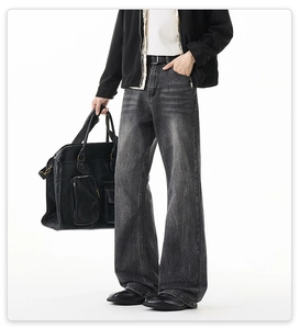 Details von grauen Vintage-Jeans mit Whiskering-Effekt und weitem Beinschnitt für Herren