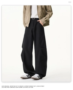 Détail du pantalon cargo large avec poches 3D et une coupe décontractée street-style