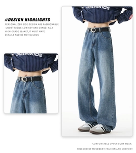 Détail d'un jean droit délavé bleu clair avec ceinture vintage et vue de profil latérale