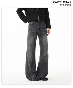 Detail der hoch taillierten Vintage-Jeans in Schwarz mit weitem Bein und Cat-Whisker-Look