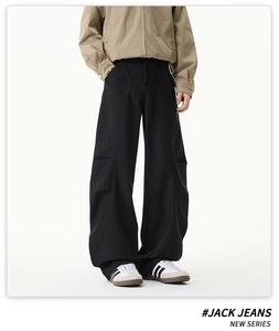 Vue détaillée du pantalon cargo noir oversize avec une coupe large et un style épuré