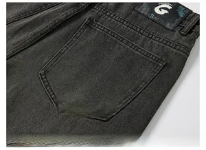 Détail de la poche arrière du jean baggy gris foncé délavé avec patch en cuir à la taille