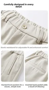 Détails de la taille élastique et poches en biais sur pantalon en velours côtelé crème
