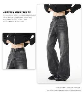 Detail der anthrazitgrauen Vintage-Schlagjeans mit hoher Taille und Ledergürtel