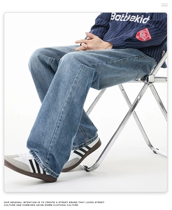 Vue détaillée de la texture du denim bleu délavé et de la finition usée du pantalon