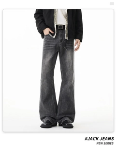 Detail der vintage-grauen Schlagjeans mit Distressed-Denim-Textur und Whisker-Effekt