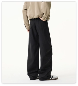 Vue arrière du pantalon noir large montrant les poches plaquées et la coupe droite